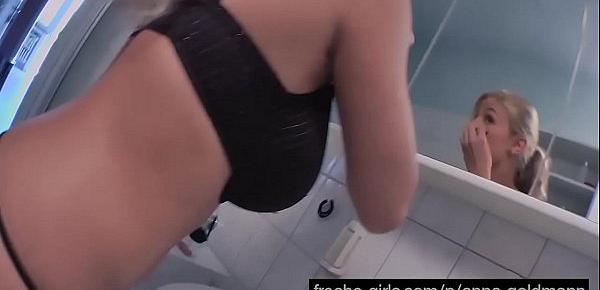Tolle saftige fickloch der Girl wartet weit geöffnet von monströsem ständer gebu